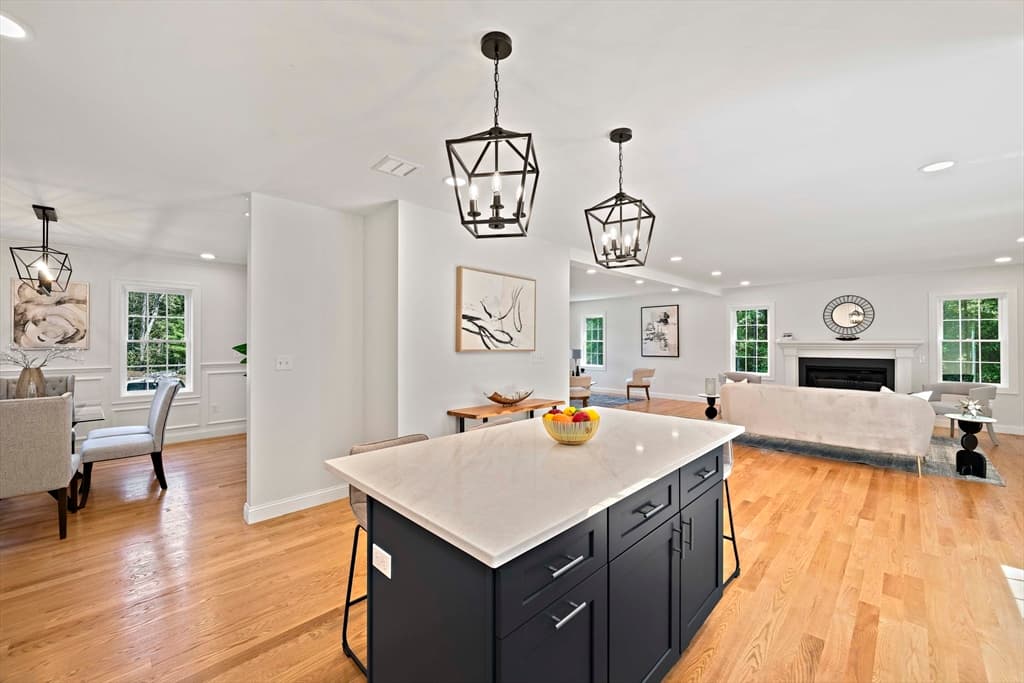 Single Family Residence at 4 Clarendon Circle, Holbrook MA 02343, Holbrook, photo 6 of 39