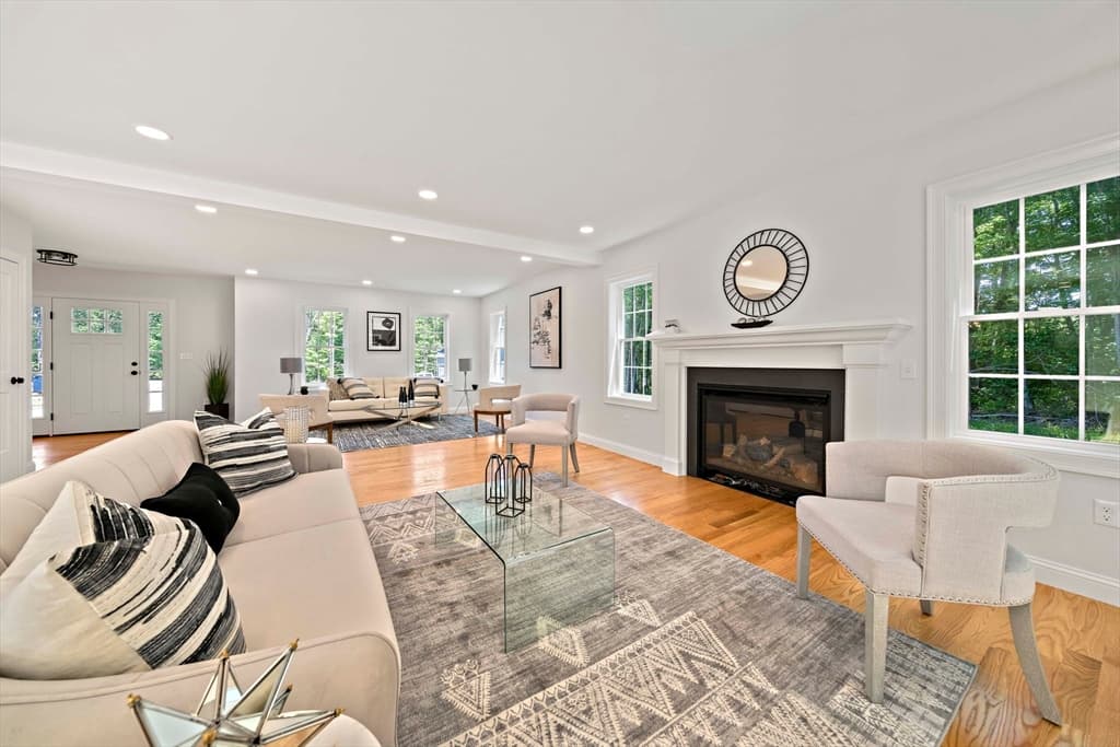 Single Family Residence at 4 Clarendon Circle, Holbrook MA 02343, Holbrook, photo 13 of 39