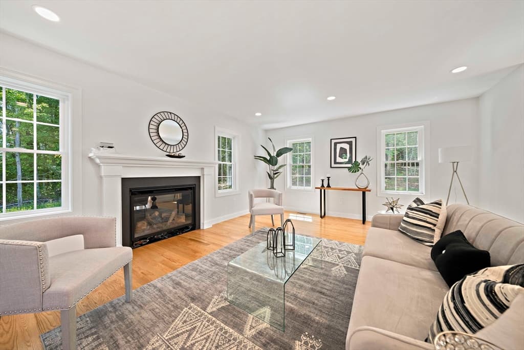Single Family Residence at 4 Clarendon Circle, Holbrook MA 02343, Holbrook, photo 12 of 39