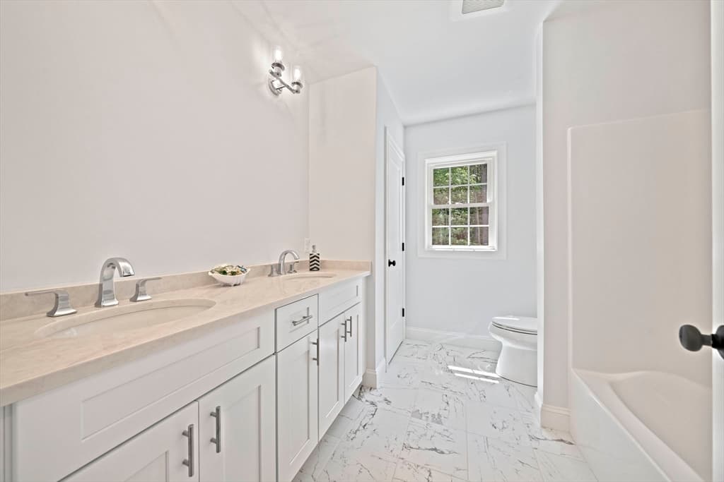 Single Family Residence at 4 Clarendon Circle, Holbrook MA 02343, Holbrook, photo 22 of 39