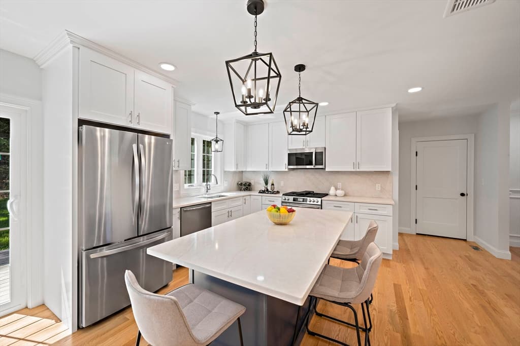 Single Family Residence at 4 Clarendon Circle, Holbrook MA 02343, Holbrook, photo 3 of 39