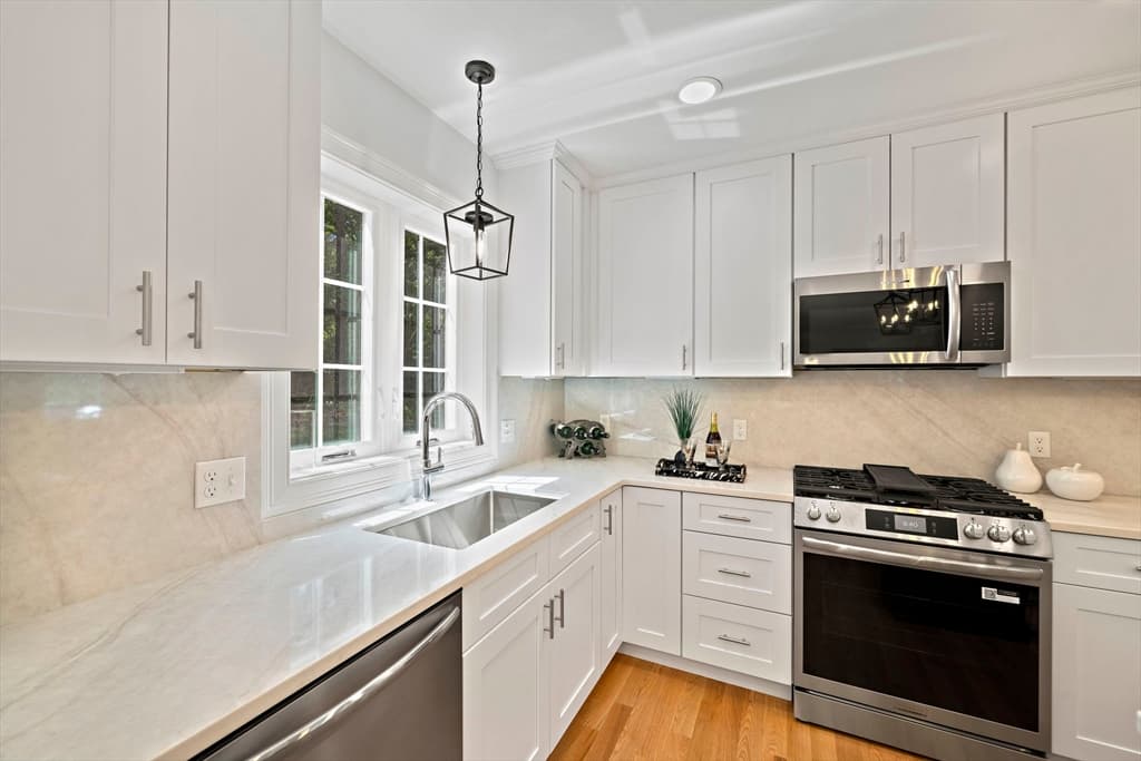 Single Family Residence at 4 Clarendon Circle, Holbrook MA 02343, Holbrook, photo 5 of 39