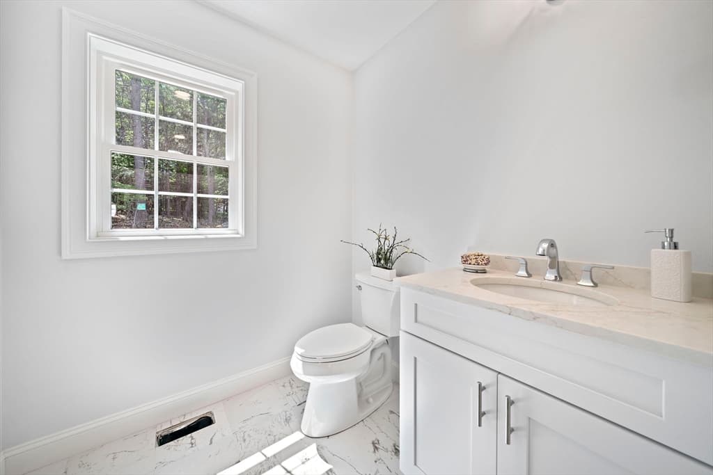 Single Family Residence at 4 Clarendon Circle, Holbrook MA 02343, Holbrook, photo 15 of 39