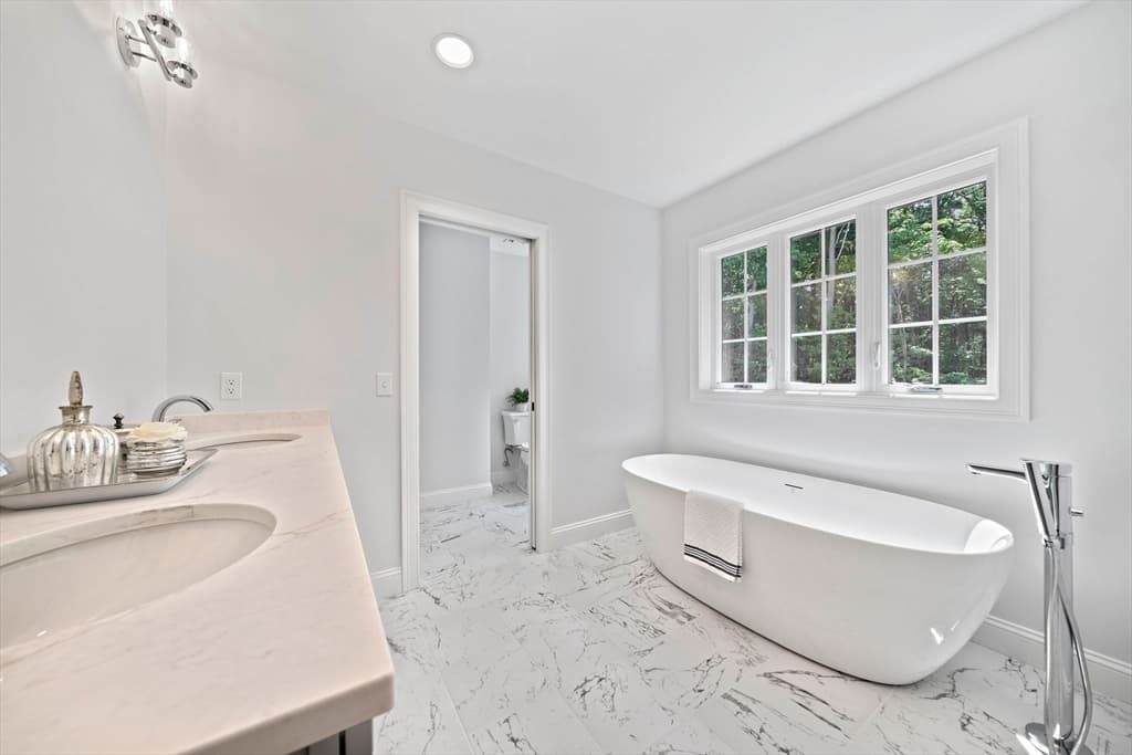 Single Family Residence at 4 Clarendon Circle, Holbrook MA 02343, Holbrook, photo 19 of 39