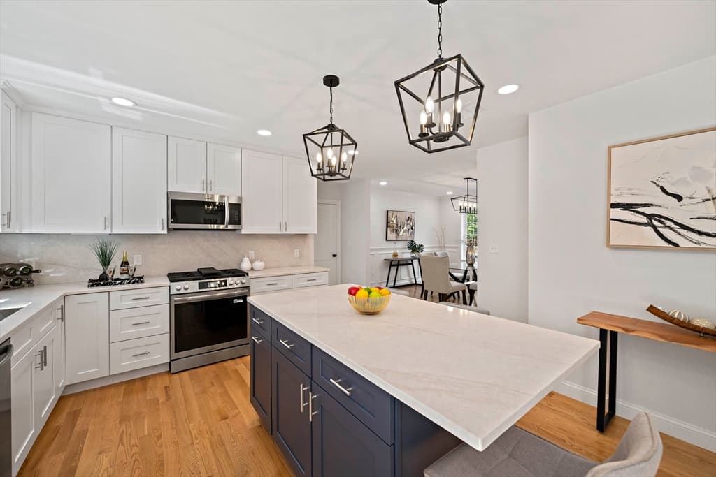 Single Family Residence at 4 Clarendon Circle, Holbrook MA 02343, Holbrook, photo 4 of 39