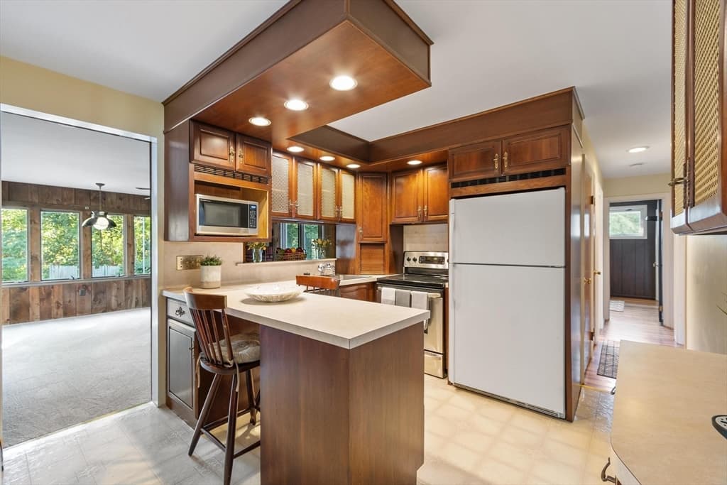Single Family Residence at 403 Middlesex Turnpike, Billerica MA 01821, Billerica, photo 12 of 33