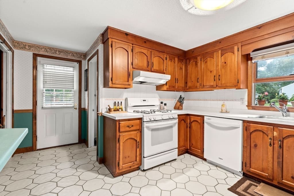 Single Family Residence at 82 Keystone Ln, Billerica MA 01821, Billerica, photo 10 of 31