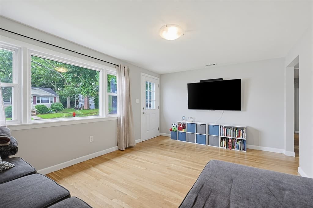 Single Family Residence at 7 Haskell Pl, Peabody MA 01960, Peabody, photo 5 of 34