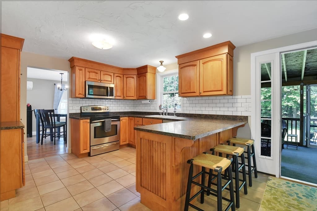 Single Family Residence at 141 Farm Hill Rd, Leominster MA 01453, Leominster, photo 3 of 34