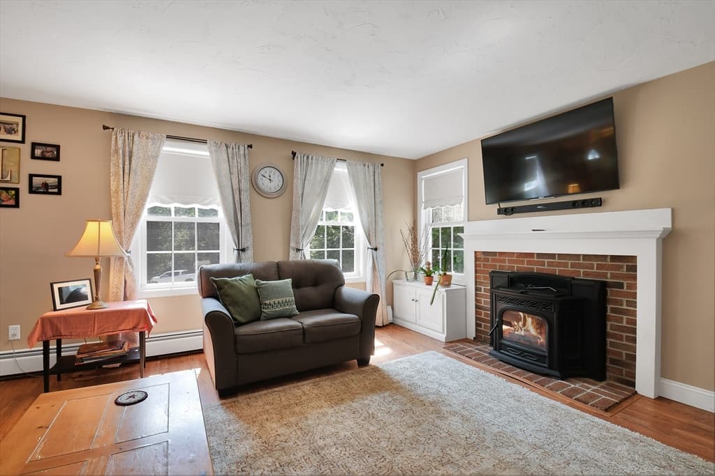 Single Family Residence at 141 Farm Hill Rd, Leominster MA 01453, Leominster, photo 9 of 34