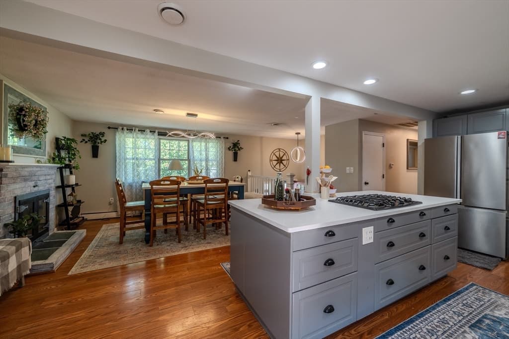 Single Family Residence at 156 Oak St, Weymouth MA 02190, Weymouth, photo 6 of 31