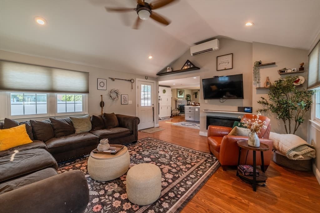 Single Family Residence at 156 Oak St, Weymouth MA 02190, Weymouth, photo 13 of 31