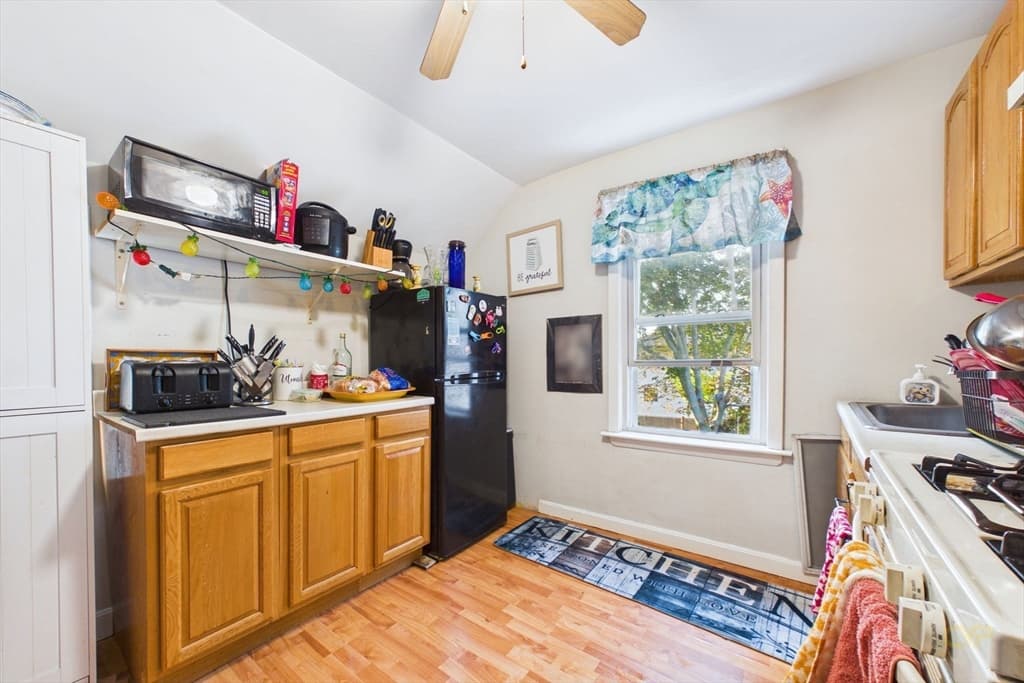 Multi Family at 23 Rodney St, New Bedford MA 02744, New Bedford, photo 8 of 13