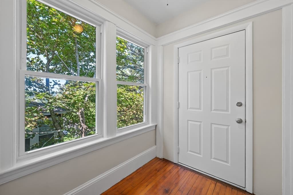 Single Family Residence at 33 Clearview Ave, Worcester MA 01605, Worcester, photo 4 of 41