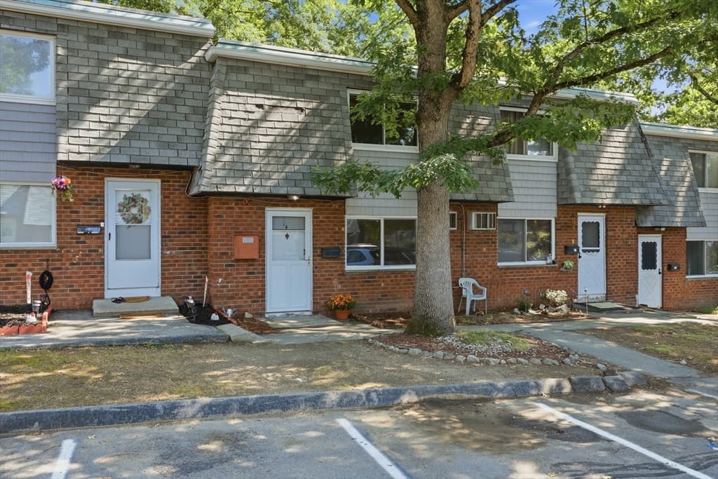 141 Thissell Ave # 4, Dracut MA 01826