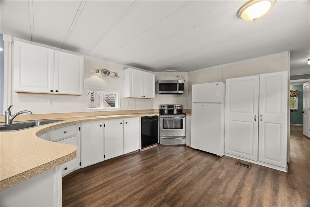 Mobile Home at 14 Judith Cir, Wareham MA 02576, Wareham, photo 5 of 16