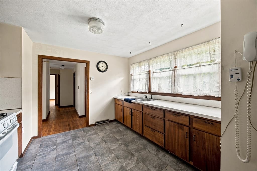 Single Family Residence at 115 Bemis Rd, Holyoke MA 01040, Holyoke, photo 7 of 30