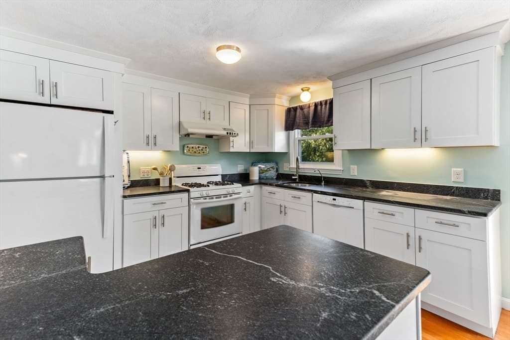 Single Family Residence at 8 Green St, Billerica MA 01821, Billerica, photo 7 of 28