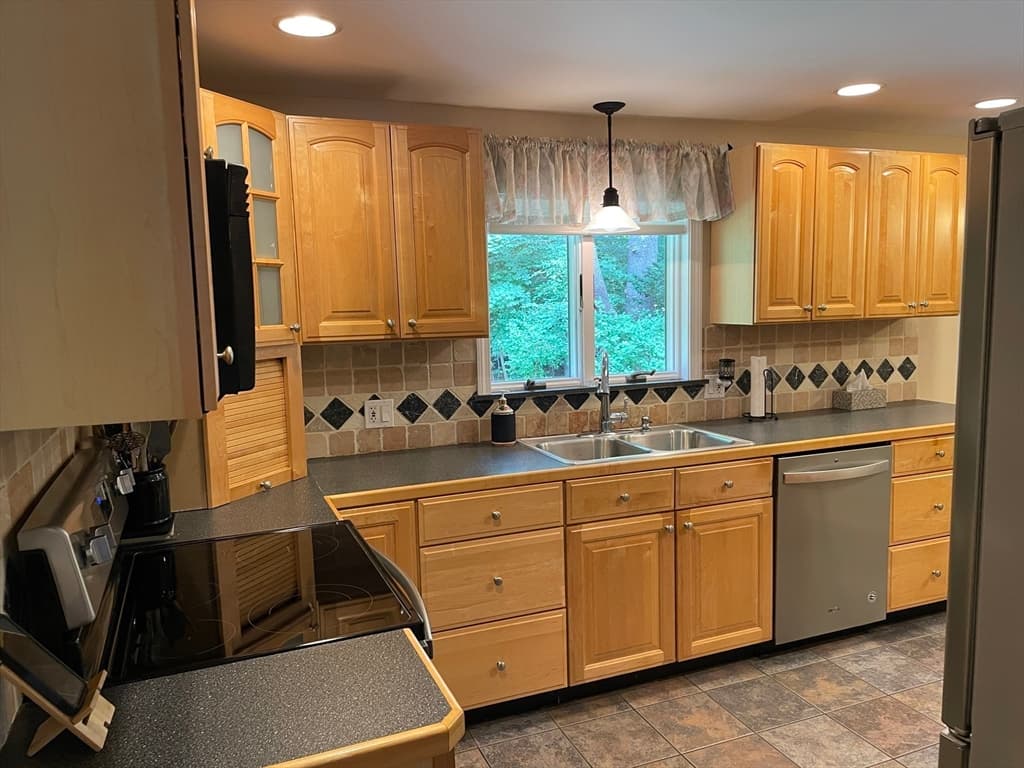 Single Family Residence at 6 Meadowbrook Rd, Springfield MA 01128, Springfield, photo 11 of 30