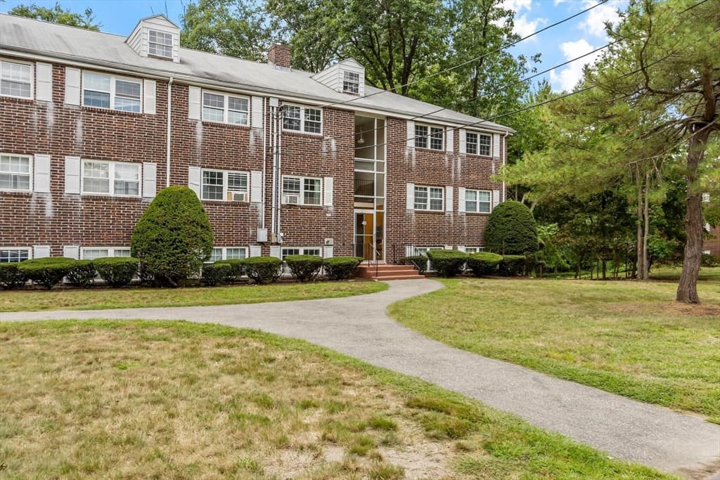 Condominium at 40 Edgelawn Ave # 3, North Andover MA 01845, North Andover, photo 26 of 27