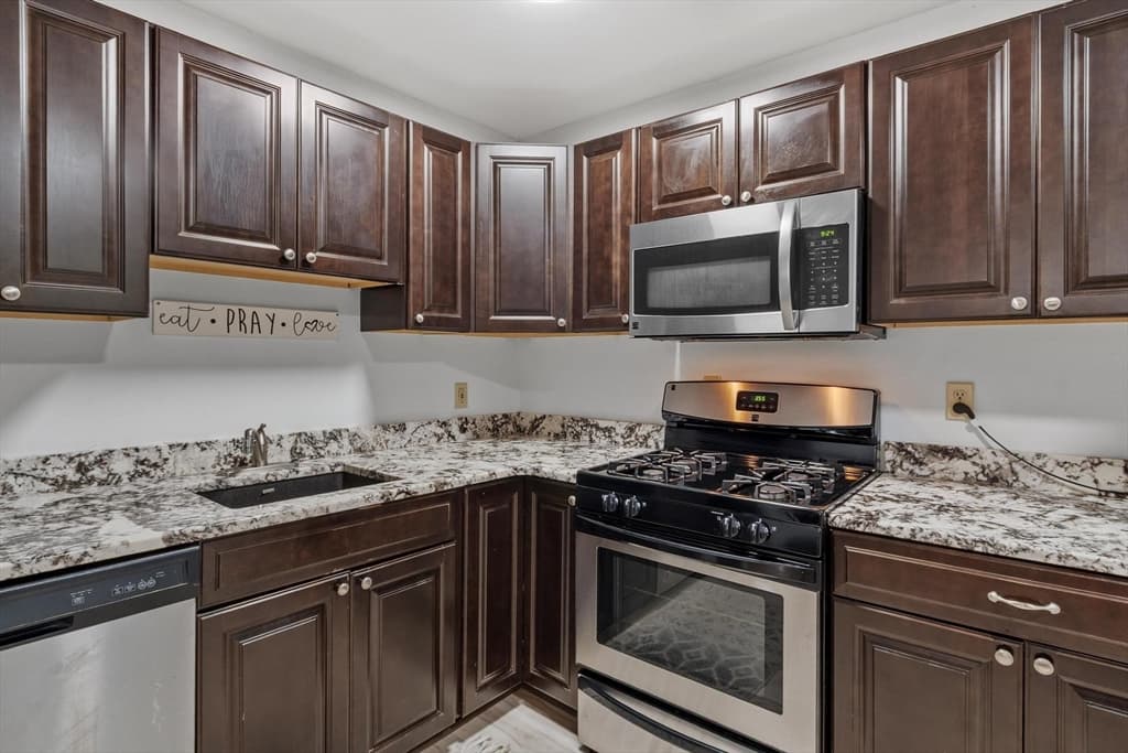 Condominium at 40 Edgelawn Ave # 3, North Andover MA 01845, North Andover, photo 11 of 27