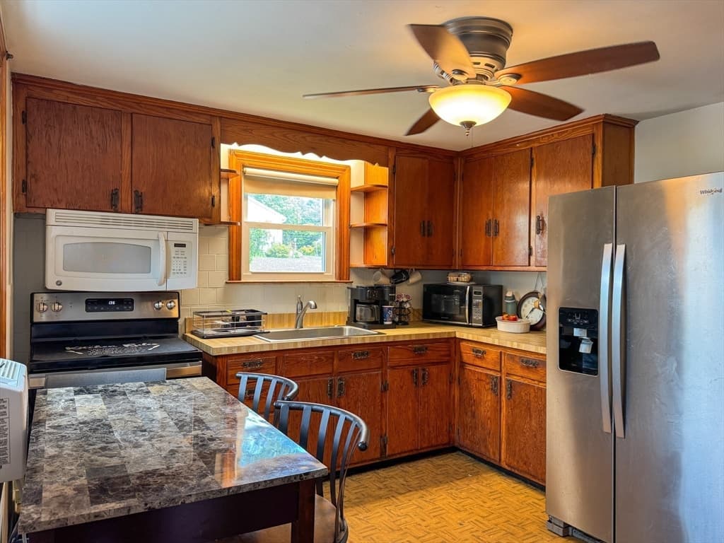 Single Family Residence at 18 Woodland Cir, Methuen MA 01844, Methuen, photo 5 of 28