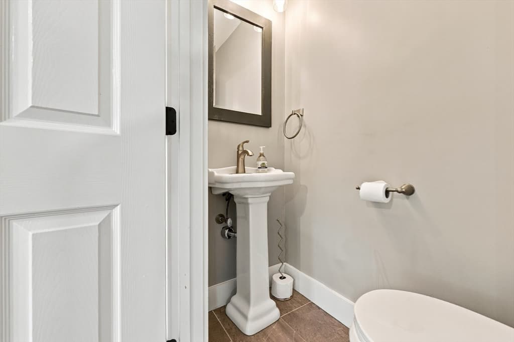 Condex at 1 Lincoln Ct # 1, Amesbury MA 01913, Amesbury, photo 10 of 35
