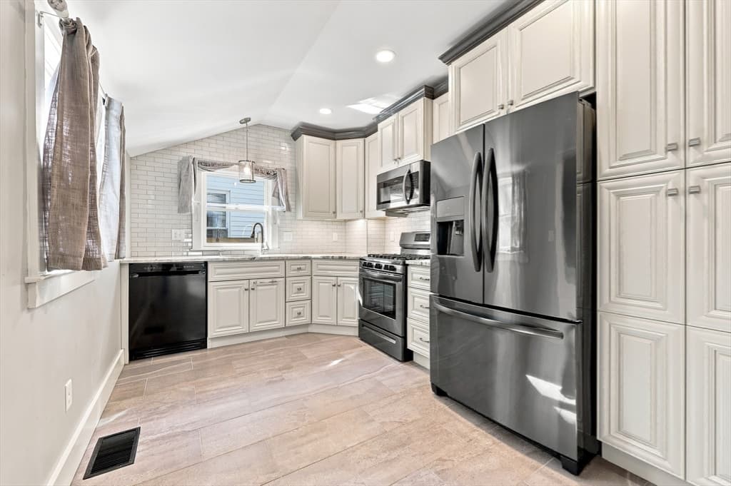 Condex at 1 Lincoln Ct # 1, Amesbury MA 01913, Amesbury, photo 4 of 35