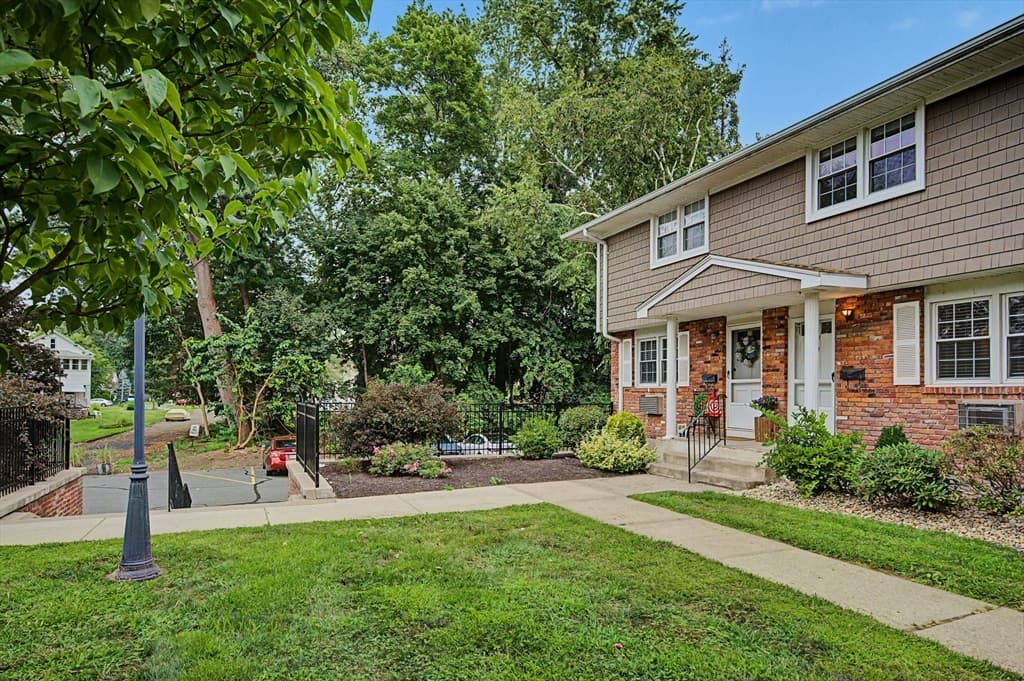 Condominium at 418 Meadow Street # 2, Agawam MA 01001, Agawam, photo 23 of 32