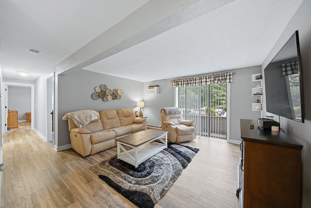 Condominium at 129 Quaker Hwy # 3, Uxbridge MA 01569, Uxbridge, photo 3 of 27