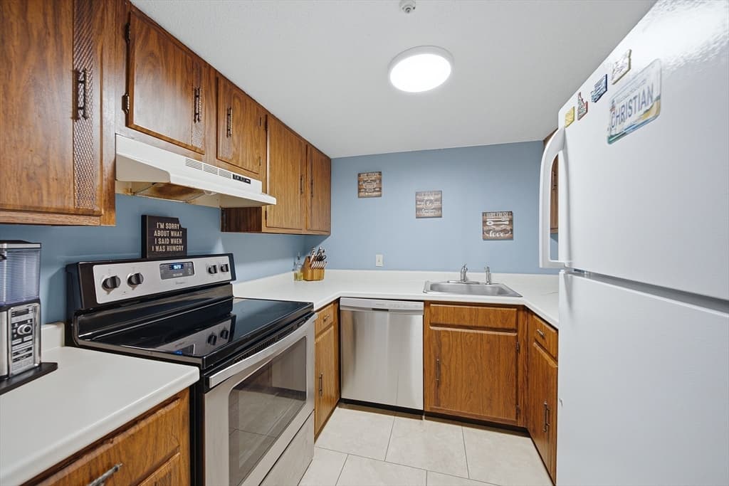 Condominium at 129 Quaker Hwy # 3, Uxbridge MA 01569, Uxbridge, photo 10 of 27