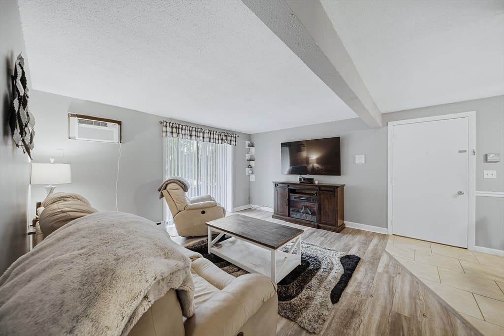 Condominium at 129 Quaker Hwy # 3, Uxbridge MA 01569, Uxbridge, photo 4 of 27