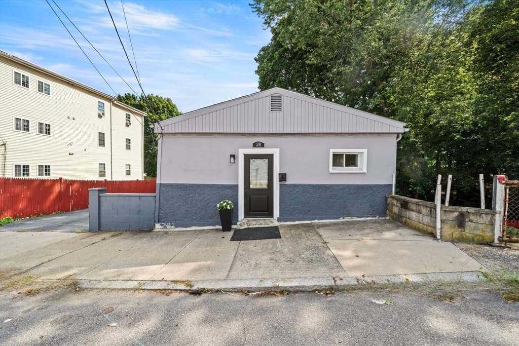 Single Family Residence at 28 Warren St, Peabody MA 01960, Peabody, photo 2 of 21