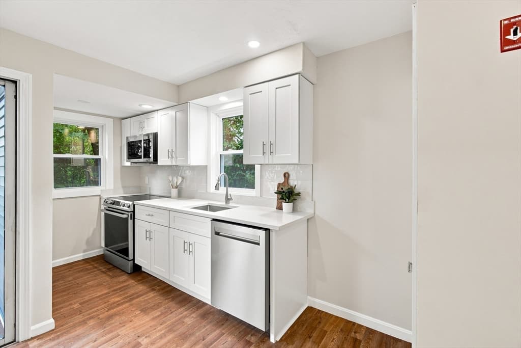 Single Family Residence at 31 Barnard Rd, Worcester MA 01605, Worcester, photo 9 of 42