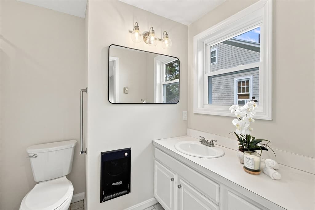 Single Family Residence at 31 Barnard Rd, Worcester MA 01605, Worcester, photo 15 of 42