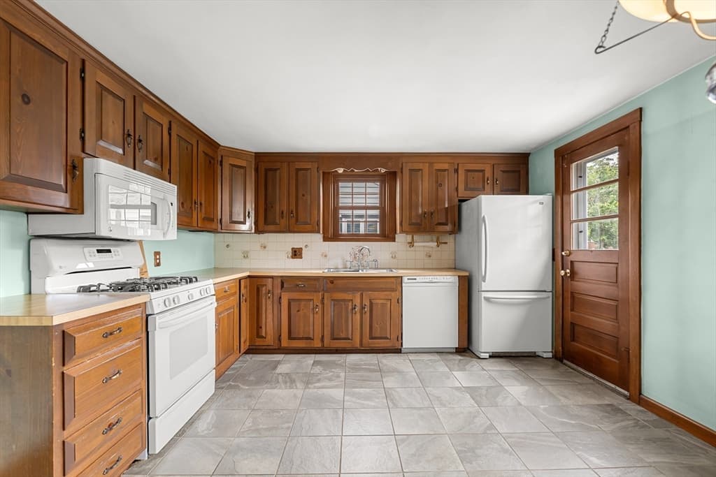 Single Family Residence at 18 Iverson Rd, Beverly MA 01915, Beverly, photo 9 of 31