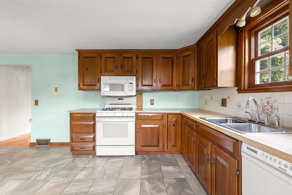 Single Family Residence at 18 Iverson Rd, Beverly MA 01915, Beverly, photo 8 of 31