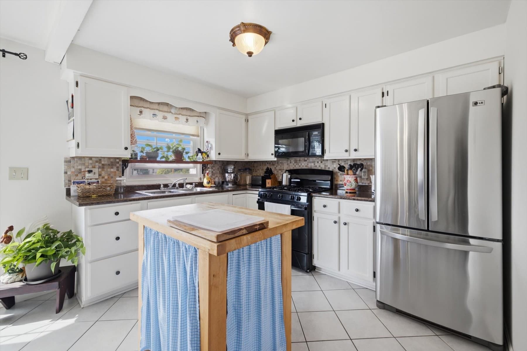 Single Family Residence at 680 N Underwood St, Fall River MA 02720, Fall River, photo 13 of 41