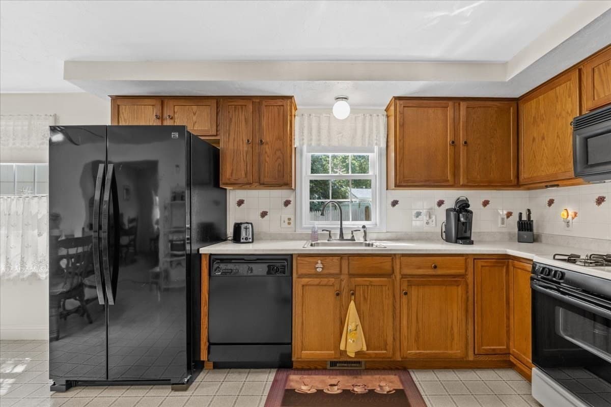 Single Family Residence at 108 Wareham Lake Shore Dr, Wareham MA 02538, Wareham, photo 14 of 42