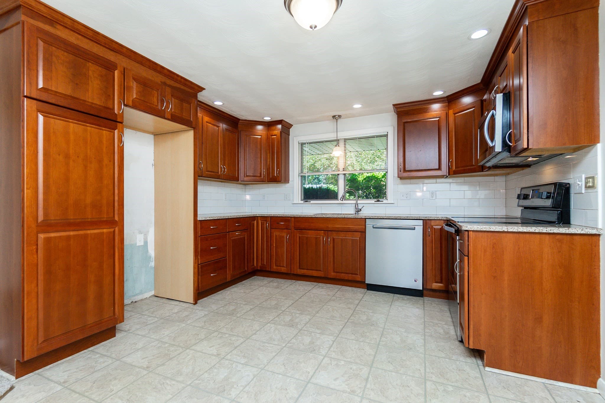 Single Family Residence at 4 Craig Rd, Framingham MA 01701, Framingham, photo 8 of 42