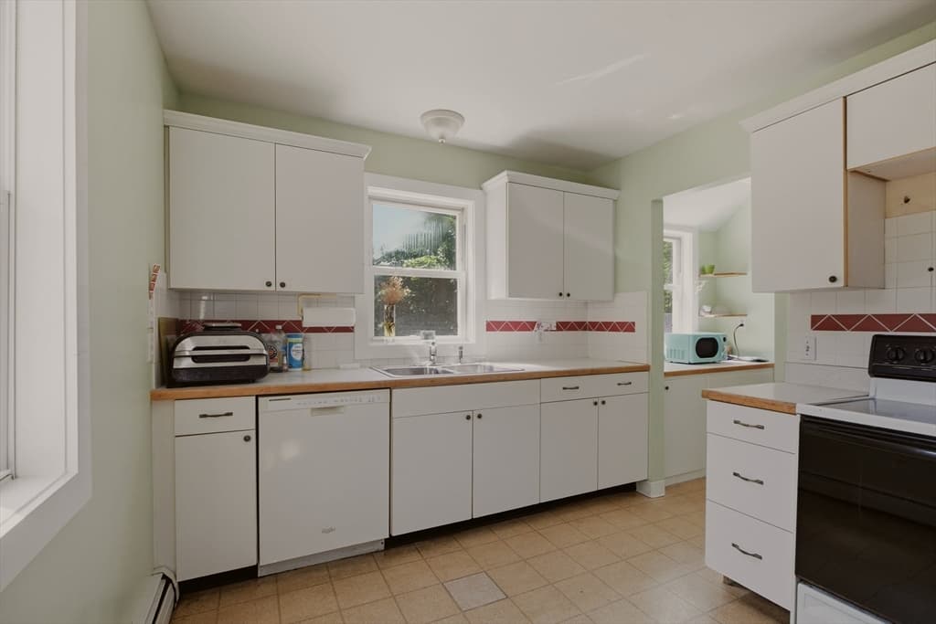Single Family Residence at 283 Montgomery St, Fall River MA 02720, Fall River, photo 6 of 38