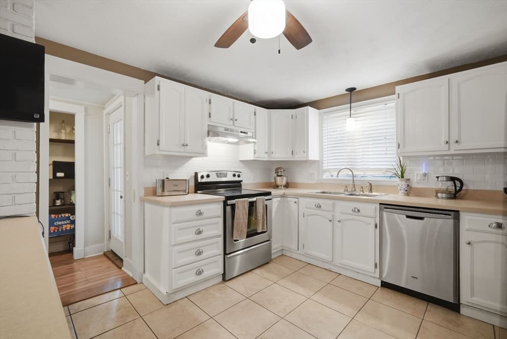 Single Family Residence at 43 Corona St, Springfield MA 01104, Springfield, photo 11 of 34