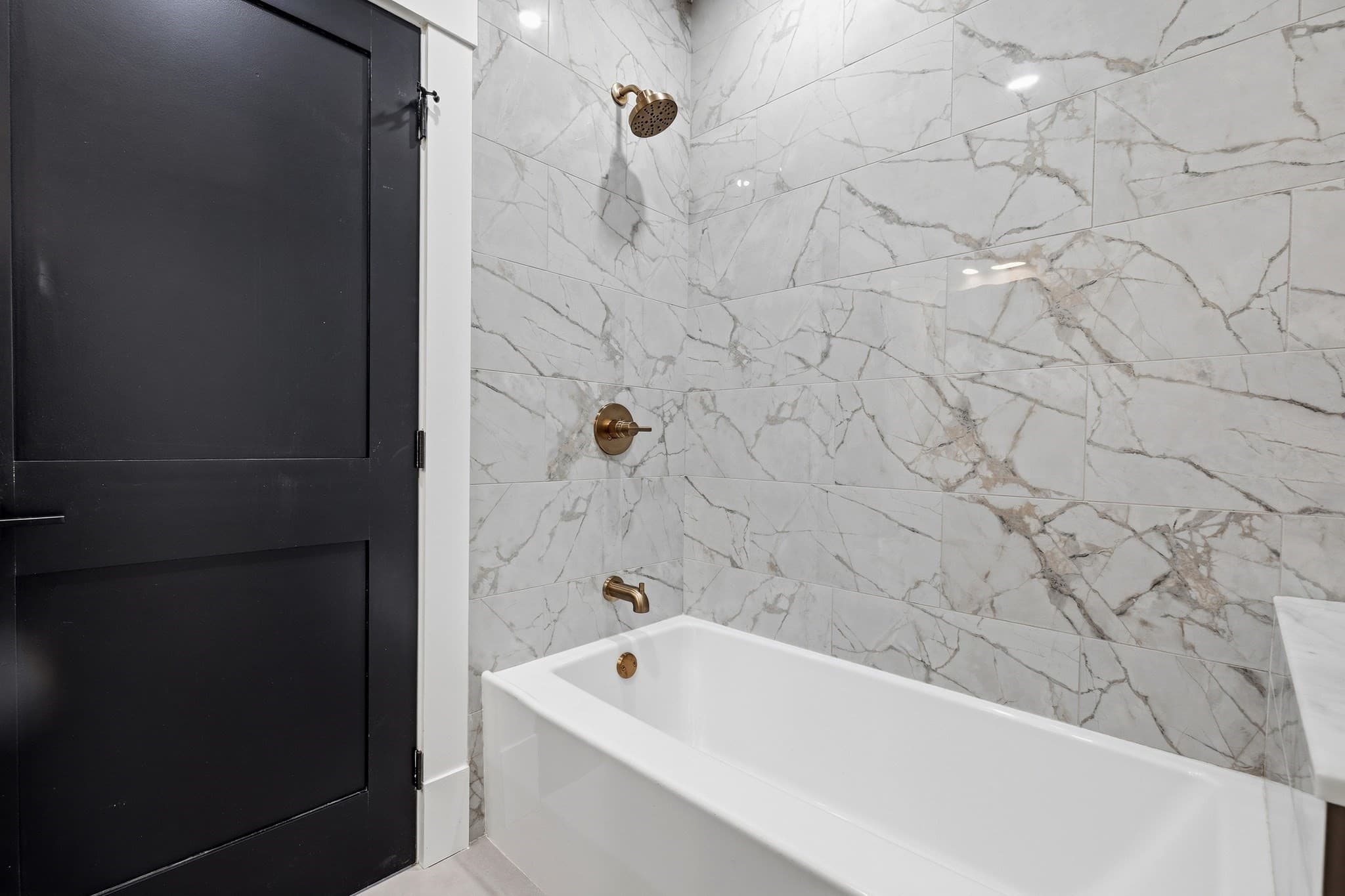 Condominium at 17 Holmes # 2R, Quincy MA 02171, Quincy, photo 5 of 14