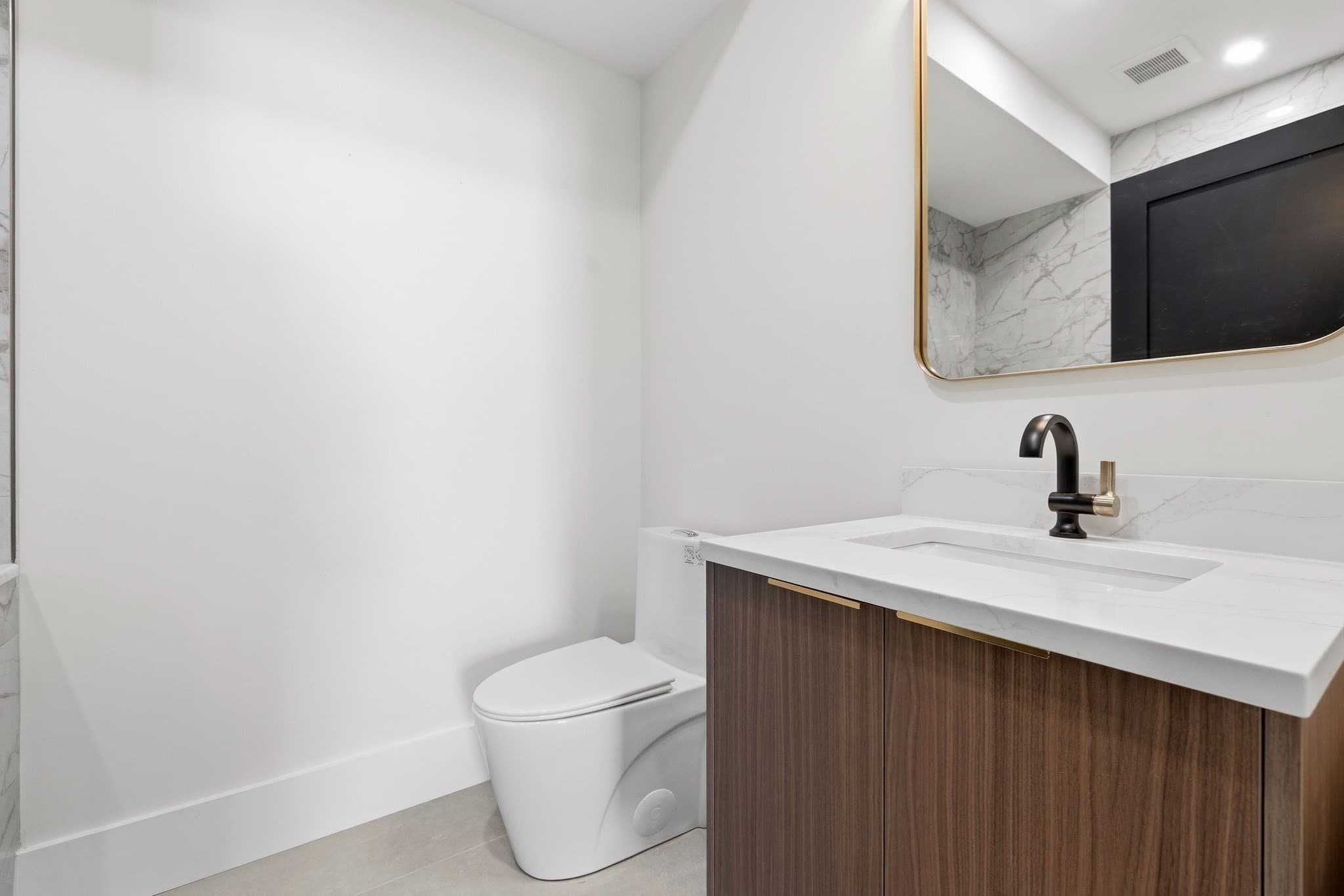 Condominium at 17 Holmes # 2R, Quincy MA 02171, Quincy, photo 8 of 14