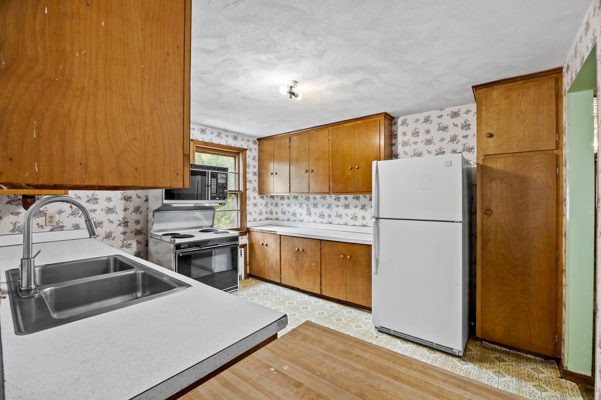Single Family Residence at 20 S Sycamore Knls, South Hadley MA 01075, photo 13 of 37