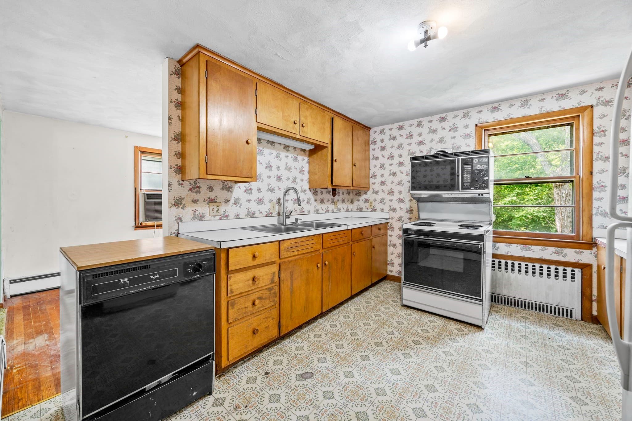 Single Family Residence at 20 S Sycamore Knls, South Hadley MA 01075, photo 11 of 37