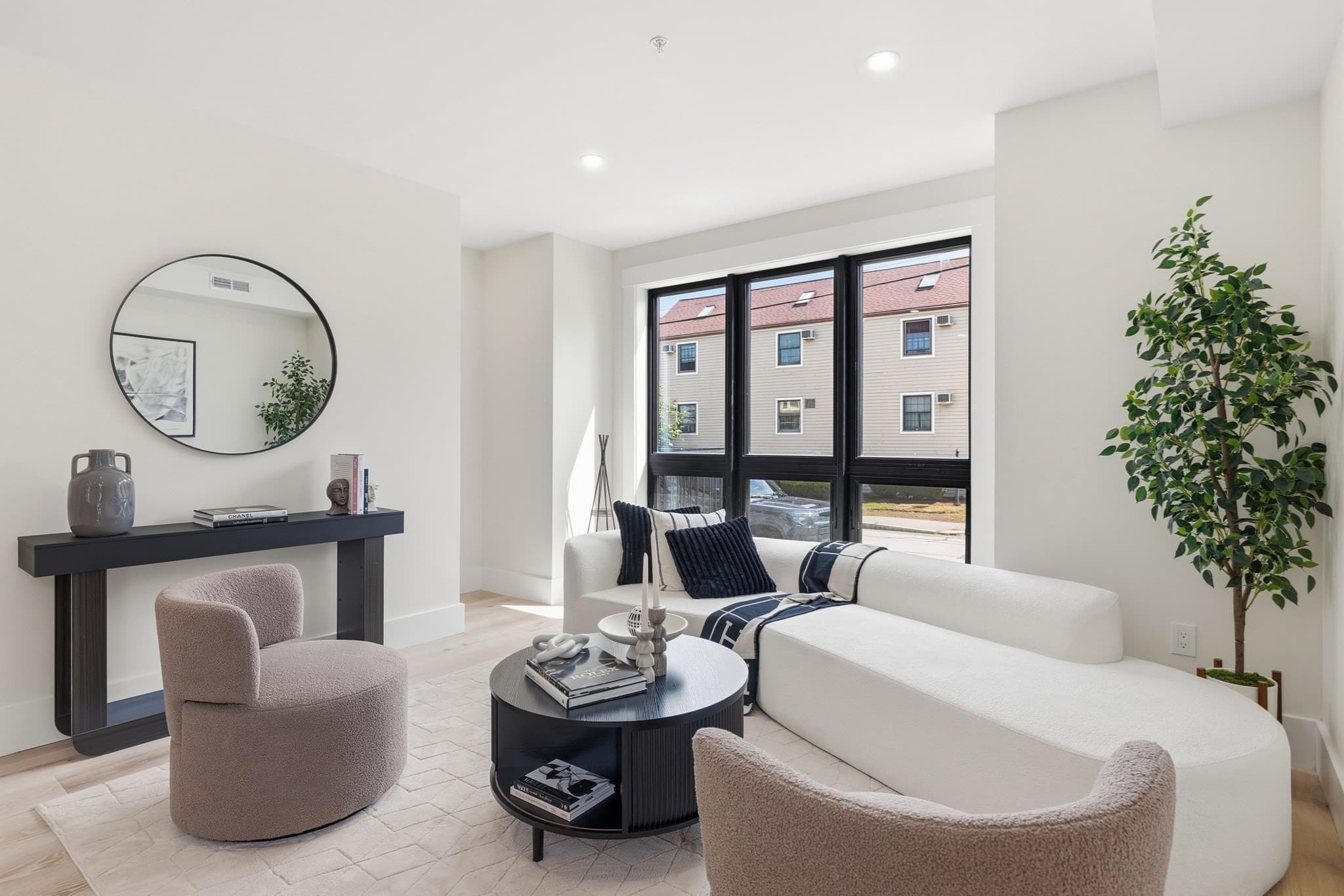 Condominium at 17 Holmes # 1, Quincy MA 02171, Quincy, photo 2 of 25