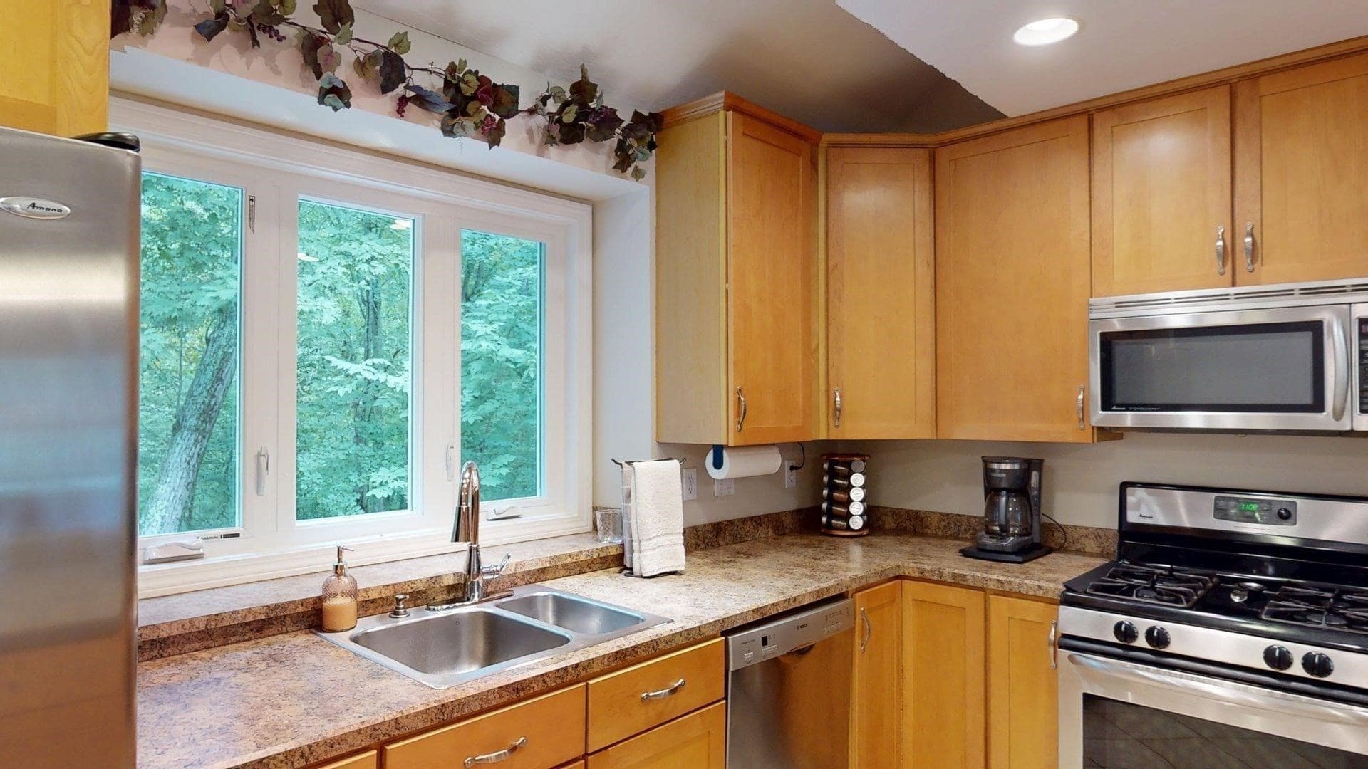 Condominium at 660 Thacher # 02, Attleboro MA 02703, Attleboro, photo 7 of 35