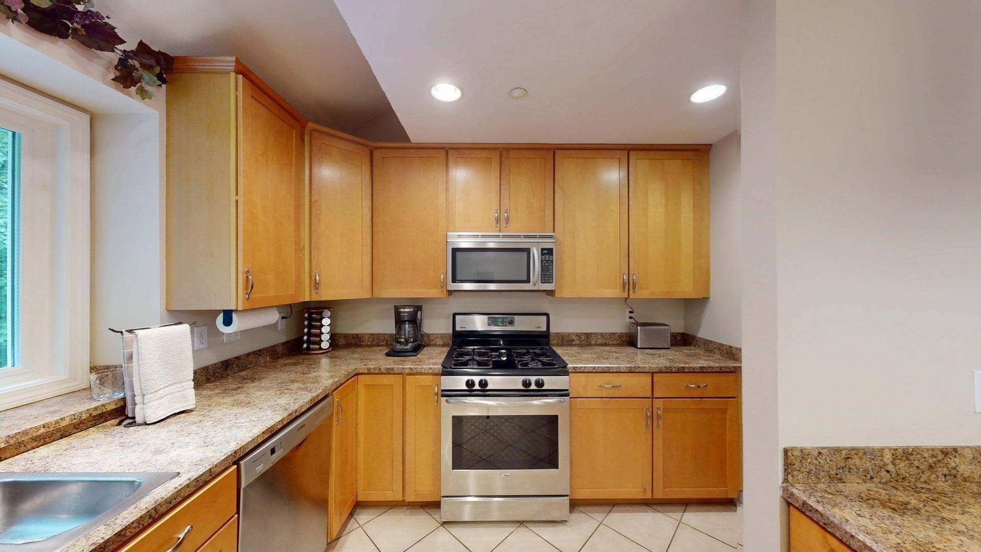 Condominium at 660 Thacher # 02, Attleboro MA 02703, Attleboro, photo 8 of 35