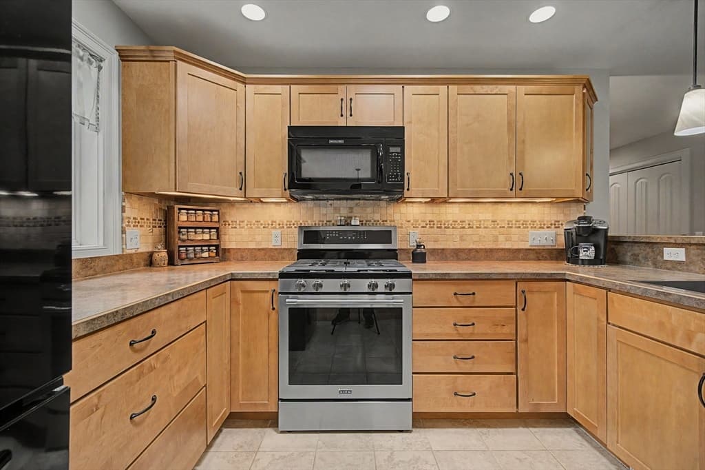 Single Family Residence at 4 Mckinley Ave, Easthampton MA 01027, Easthampton, photo 6 of 36